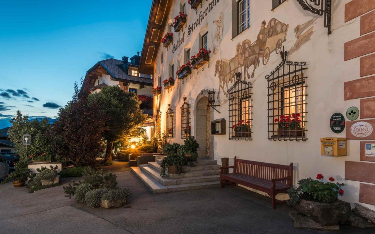 Strasserwirt - Ansitz Zu Tirol Strassen Bagian luar foto