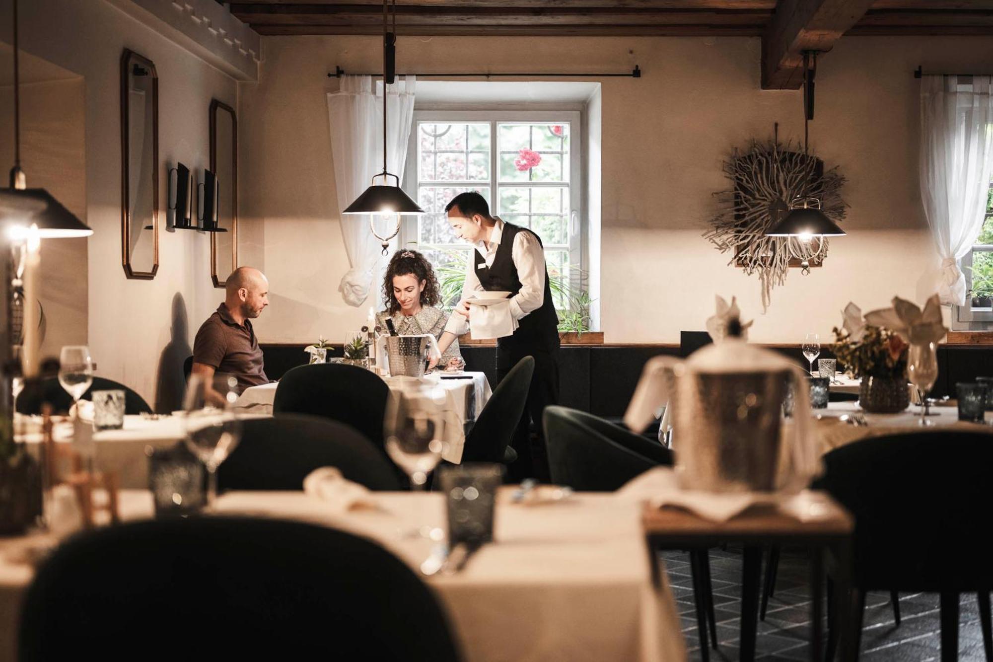Strasserwirt - Ansitz Zu Tirol Strassen Bagian luar foto